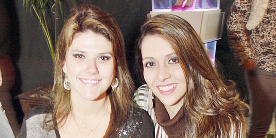Em lounge da Carmen Steffens no espaço do Lu: Bruna Bonato e Renata Marchetti 